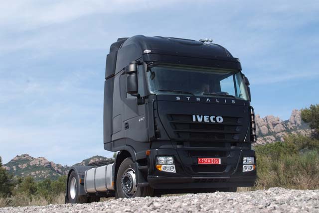 La tractora Iveco Stralis cuenta con un techo aerodinámico que beneficia el consumo.